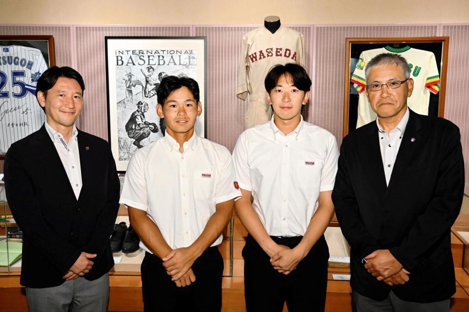 　池田美術館を訪れた早大の（左から）日野部長、小沢、伊藤樹、小宮山監督＝８日