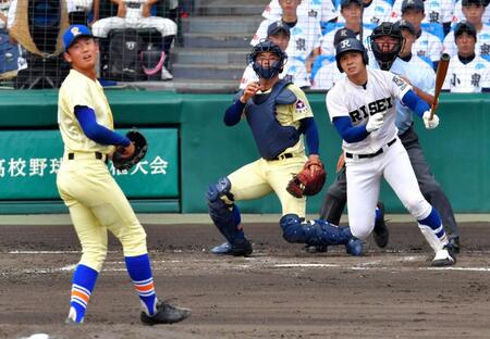 　２０１９年の決勝で星稜・奥川（左）から３ランを放つ履正社・井上