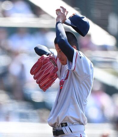 　５回、菰田陽生に走者一掃の右越え適時三塁打を打たれ汗をぬぐう京都国際・西村一毅（撮影・開出牧）