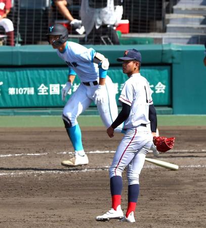 　５回、京都国際・西村一毅は山梨学院・菰田陽生に走者一掃の適時三塁打を許す（撮影・山口登）
