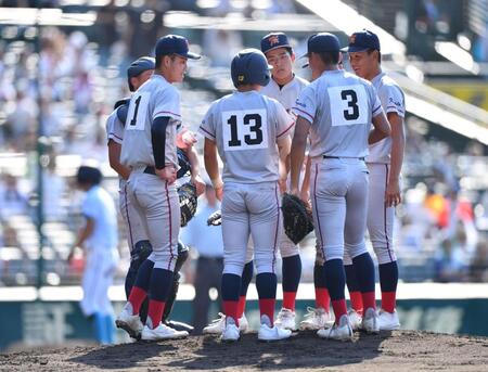　２回、菰田陽生にピッチャー強襲の内野安打を打たれた西村一毅（１）の元に集まる京都国際ナイン（撮影・開出牧）