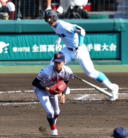 　２回、京都国際・西村一毅は山梨学院・菰田陽生に投手強襲安打を許す（撮影・山口登）