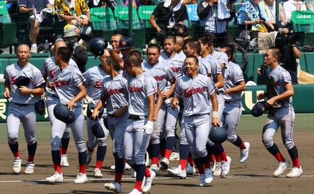 　山梨学院に敗れ応援団にあいさつに向かう京都国際ナイン（撮影・山口登）