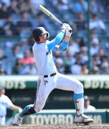 　５回、走者一掃の右越え適時三塁打を放つ山梨学院・菰田陽生（撮影・開出牧）