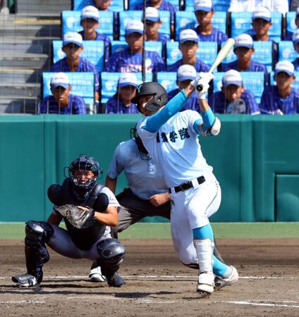 　５回、右越えに走者一掃の適時三塁打を放つ山梨学院・菰田陽生（捕手　京都国際・猪股琉冴）＝撮影・山口登