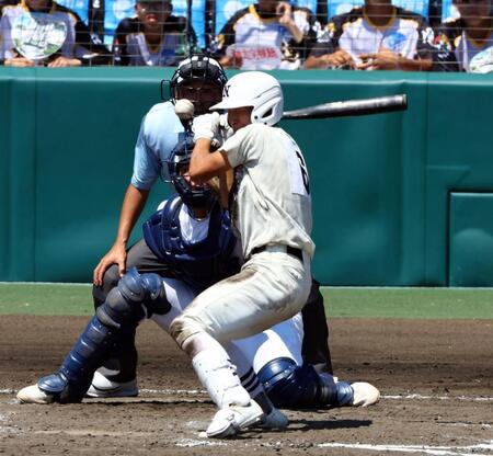 　９回、死球を受ける日大三・松岡翼（撮影・山口登）