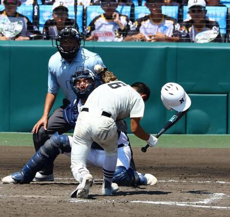 　９回、死球を受ける日大三・松岡翼（撮影・山口登）