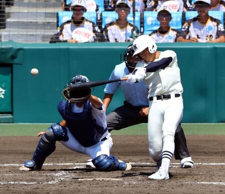 　４回、中前に２点適時打を放つ日大三・安部翔夢（撮影・山口登）