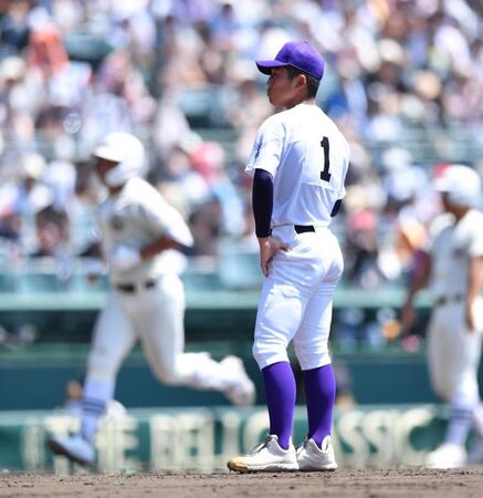 　５回、田中諒（後方左）に左越えソロを打たれた関東第一・坂本慎太郎（撮影・開出牧）