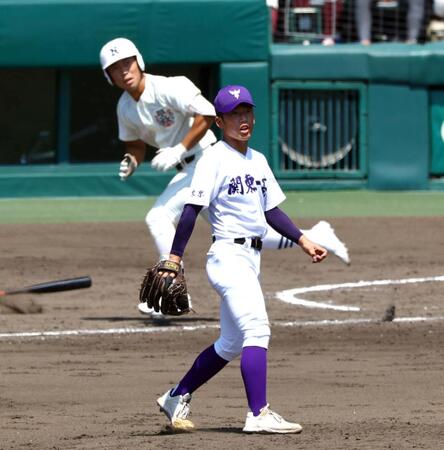 　４回、関東第一・坂本慎太郎は日大三・豊泉悠斗に先制適時打を許す（撮影・山口登）