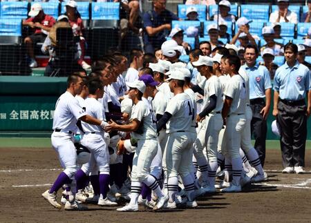 【写真】聖地での東京勢対決は好勝負　試合後は両ナインが健闘たたえ合う感動光景