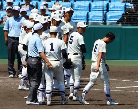 　試合終了し、整列に加わらずベンチに戻る日大三・松岡翼（右）＝撮影・山口登