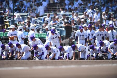　準々決勝で敗退し甲子園の土を拾う関東第一ナイン（撮影・開出牧）