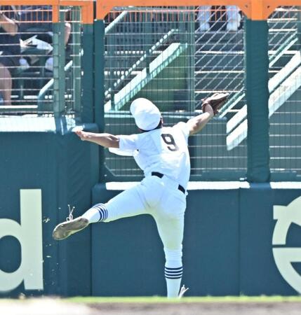 【写真】左手ハンディの県岐阜商・横山　また魅せた！ジャンプ一番スーパーキャッチ
