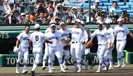 　１回、横浜・奥村頼人の打球を好捕した右翼手の横山温大（９）を迎える県岐阜商ナイン（撮影・中田匡峻）