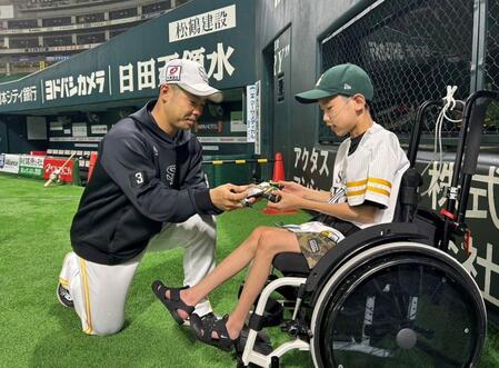 ソフトバンク・近藤　難病と戦う少年を激励　「パワーをもらってホームランを打てるように頑張る」と約束