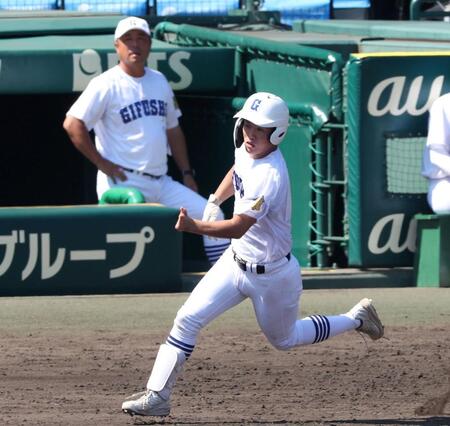 　４回、左前打を放った県岐阜商・横山温大。奥は藤井潤作監督（撮影・中田匡峻）