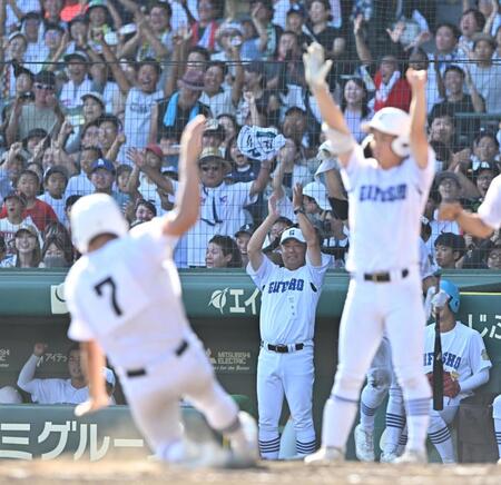 　１０回、小鎗稜也の走者一掃の同点適時二塁打に喜ぶ県岐阜商・藤井潤作監督（中央）＝撮影・西田忠信