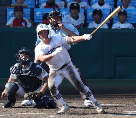 　１０回、走者一掃の同点適時二塁打を放つ県岐阜商・小鎗稜也（撮影・中田匡峻）