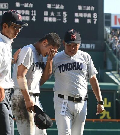 　試合後、阿部葉太に寄り添う横浜・村田浩明監督（右）＝撮影・西田忠信