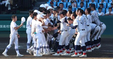 　健闘をたたえ合う県岐阜商ナイン（左）と横浜ナイン（撮影・中田匡峻）