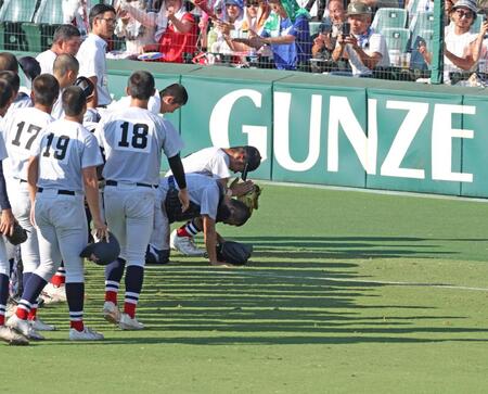 　スタンドに向かって両手を合わせてしゃがみ込む横浜・阿部葉太（奥）＝撮影・中田匡峻