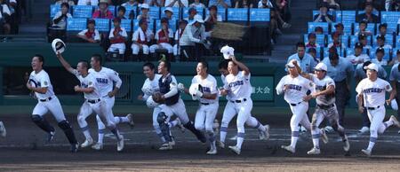 　横浜に勝利し、駆け出す県岐阜商ナイン（撮影・中田匡峻）