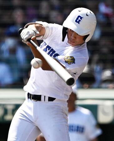 　４回、横山が左前打を放つ