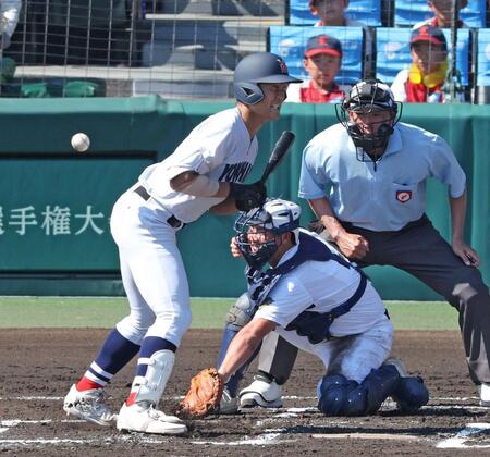　６回、死球を受ける横浜・阿部葉太（撮影・中田匡峻）