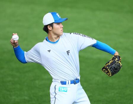 　１軍に合流し、キャッチボールをする柴田（撮影・中島達哉）