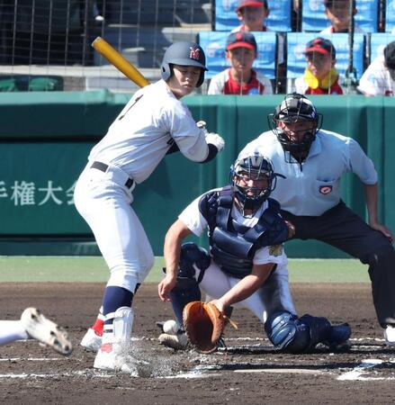 　６回、死球を受ける横浜・奥村頼人（撮影・中田匡峻）