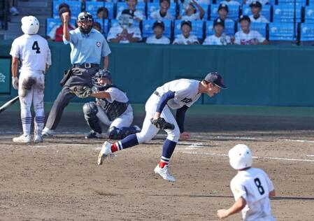 　１０回、県岐阜商・駒瀬陽尊（４）を見逃し三振に斬り、絶叫する横浜・奥村頼人（撮影・中田匡峻）