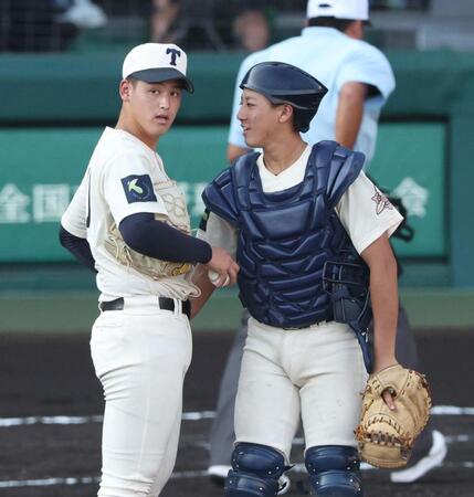 　２回、ピンチを招いた東洋大姫路・阪下蓮（左）＝撮影・中田匡峻