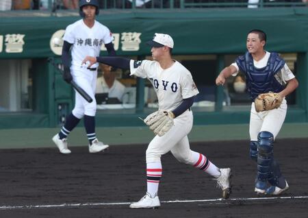 　２回、沖縄尚学・阿波根裕の犠打を処理も、一塁に悪送球する東洋大姫路・阪下蓮（左）＝撮影・中田匡峻