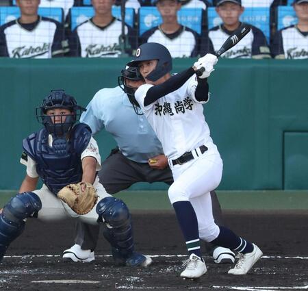 　２回、右前に先制適時打を沖縄尚学・伊波槙人（撮影・中田匡峻）