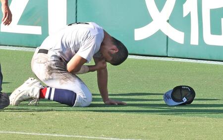 　泣き崩れる横浜・阿部葉太（撮影・中田匡峻）