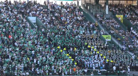 　沖縄尚学側のアルプススタンド（撮影・中田匡峻）