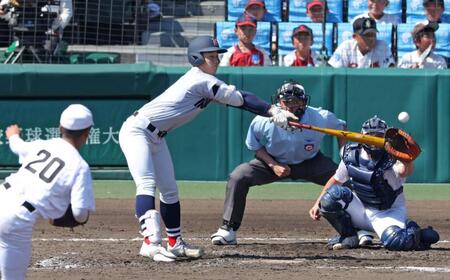 　４回、県岐阜商・渡辺大雅（２０）からチーム初安打となる左前打を放つ横浜・奥村頼人（撮影・中田匡峻）