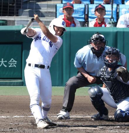 　４回、左前打を放つ県岐阜商・横山温大（撮影・中田匡峻）