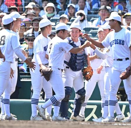 　１回、横浜・奥村頼人の飛球を好捕しナインに迎えられる県岐阜商・横山温大（中央）＝撮影・西田忠信