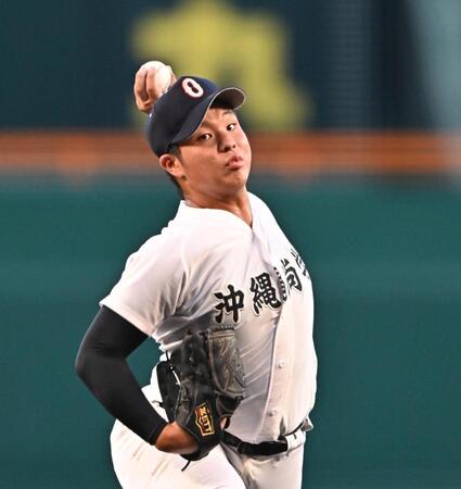 沖縄尚学　初の夏４強　先発・新垣有が６回１失点の好投　エース・末吉が１点差しのぐ　準決勝は山梨学院と対戦
