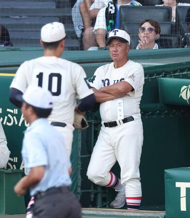 　２回、ピンチを招き降板する阪下蓮（１０）を厳しい表情で見つめる東洋大姫路・岡田龍生監督（撮影・中田匡峻）