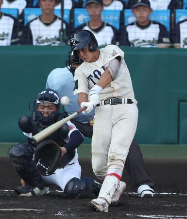 　３回、レフトへソロを放つ東洋大姫路・桑原大礼（撮影・中田匡峻）