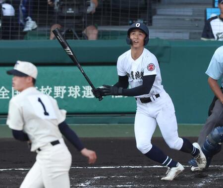 　２回、東洋大姫路・木下鷹大（手前）から中犠飛を放つ沖縄尚学・新垣瑞稀（撮影・中田匡峻）