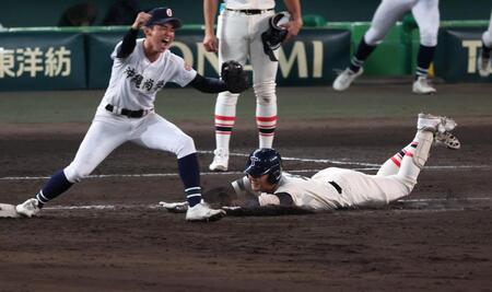 　９回、東洋大姫路・峰松紘大（右）が遊ゴロに倒れ試合終了（撮影・中田匡峻）