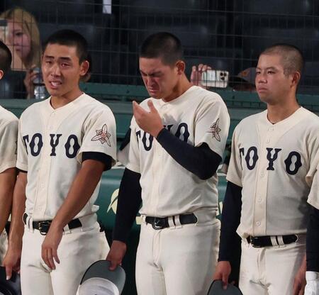 　沖縄尚学に敗れ、涙を流す東洋大姫路・阪下蓮（中央）＝撮影・中田匡峻