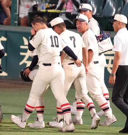 　阪下蓮（１０）らに声をかける東洋大姫路・岡田龍生監督（撮影・中田匡峻）