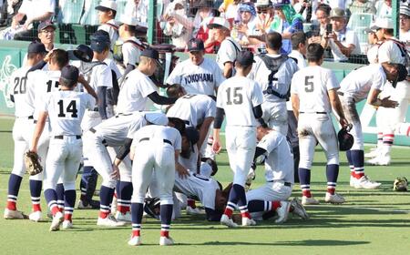 　泣き崩れるナインに声をかける横浜・村田浩明監督（中央）＝撮影・中田匡峻