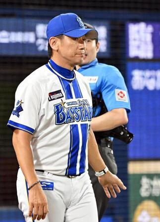 　５回裏を終え、投手交代を告げた三浦監督