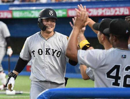 　２回、中山は４号ソロを放ち、笑顔でベンチに戻る（撮影・佐藤厚）